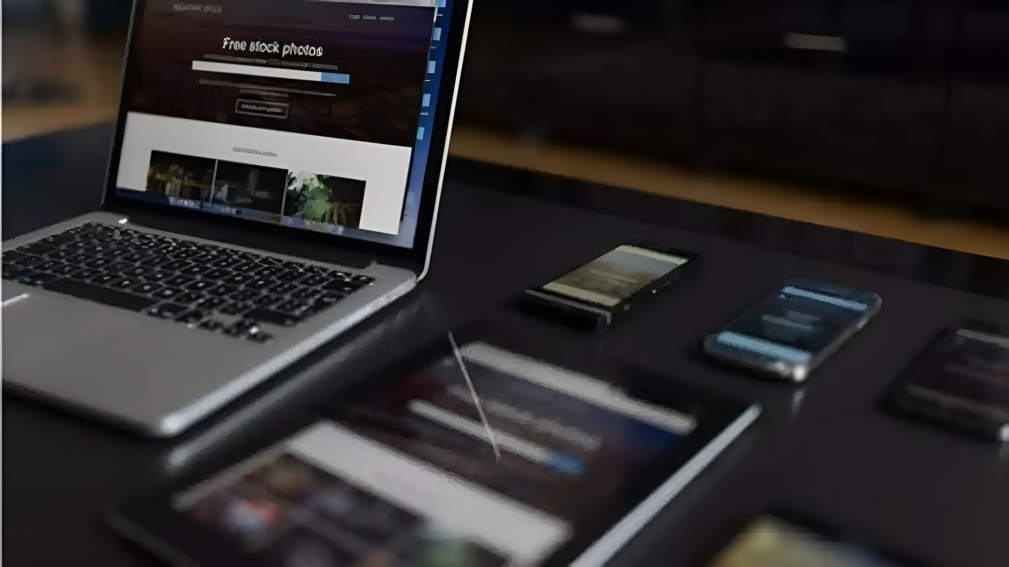Household electronics on a desk, representing NOVADECI appliance loan financing