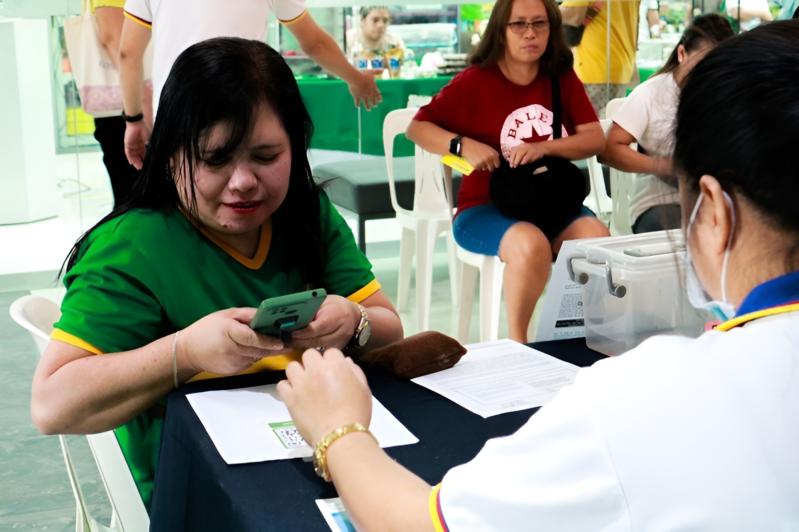 NOVADECI members participating in a community social benefit program
